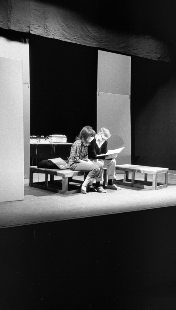 Orubricerat 2 mars 1966

Två skådespelare: en kvinna och en man agerar på en scen.