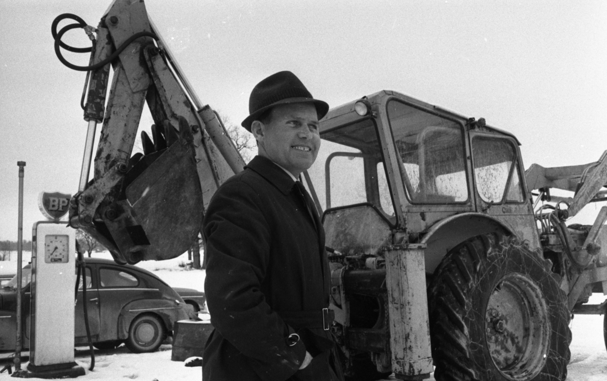 Lantbruksnummer, Maskinstation 17 mars 1966

Traktorgrävare på bensinstation