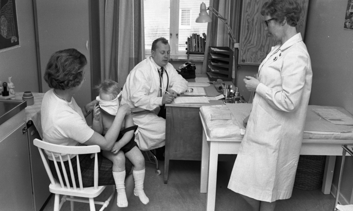 Doktorn är populär, 11 april 1967

Barnavårdscentralernas hälsokontroll.