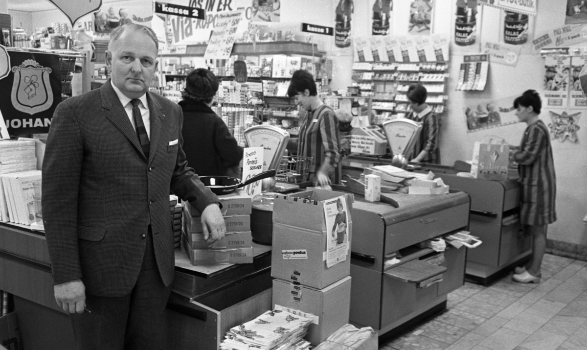Tybble 9 december 1966. 
Tybblehallen.
ICA Safiren.
Mannen på bilden heter Eivin Carlsson och var ägare till alla Safiren-butikerna i Örebro.