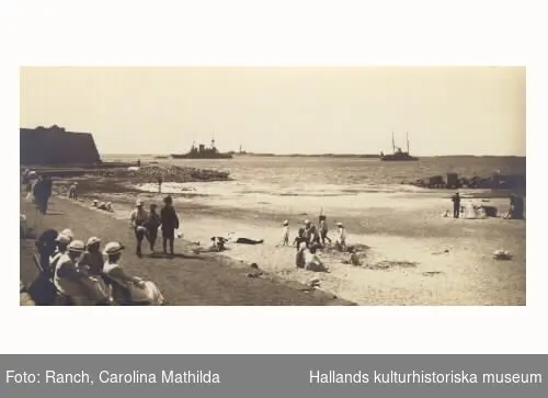 Barnens badstrand och krigsfartyg vid inloppet till Varbergs hamn, 1917.