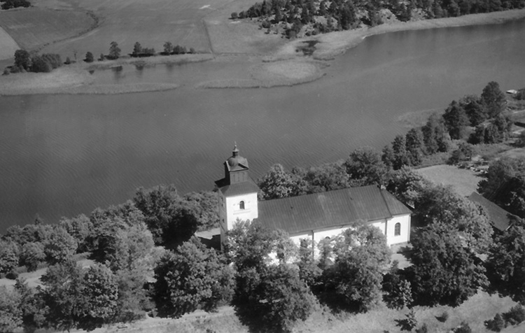 Flygfoto över Hammars kyrka.
Bilden tagen för vykort.