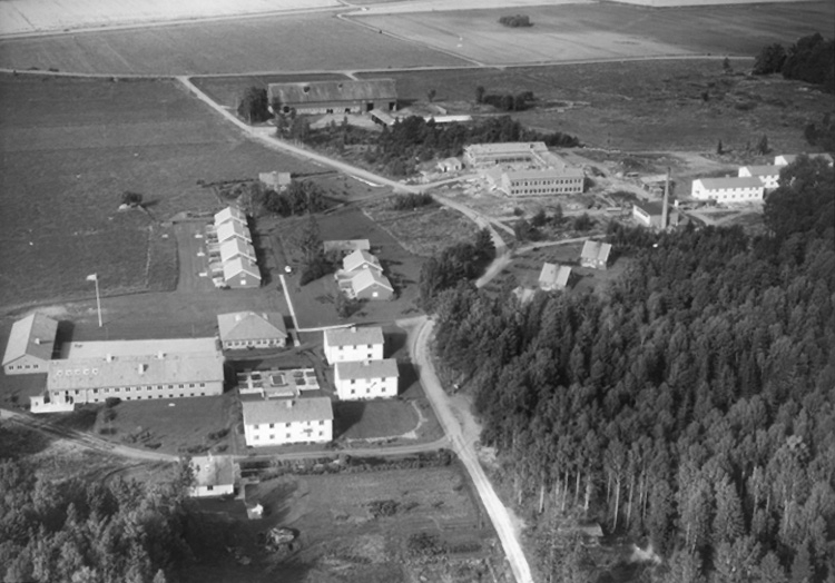 Flygfoto över Kvinnersta lanthushållsskola, Hovsta.