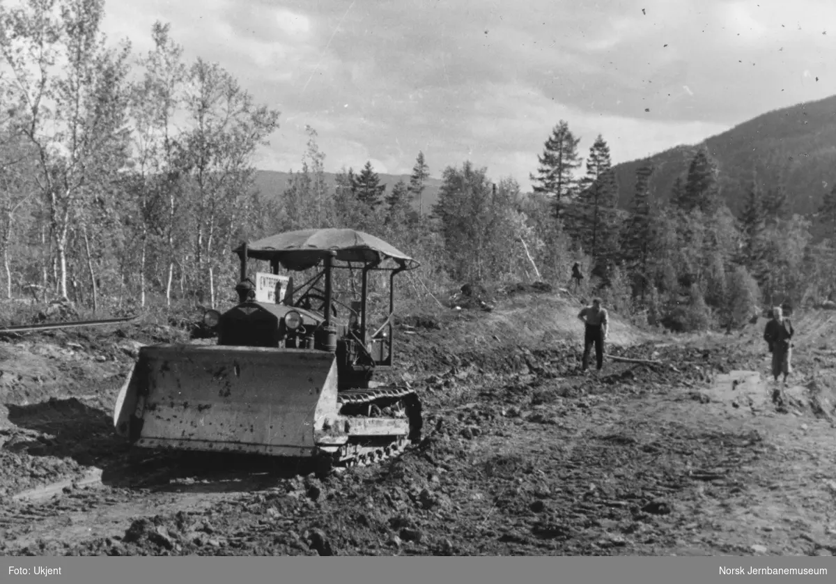Jernbaneanlegget Mosjøen-Mo i Rana : Hattflåget tunnel, utbedringsarbeider ved rasstedet, forsøk med bulldozer sommeren 1942, pel 5192