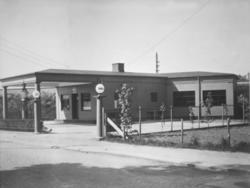 Shell-stasjonen, bensinstasjon på Greåker i Tune, ca. 1930.
