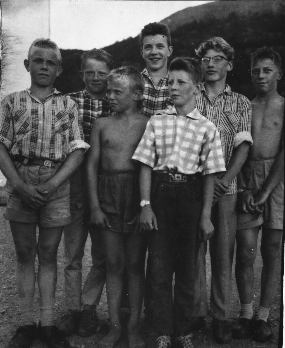 Guttegjeng på Skaland, Berg kommune, 1957