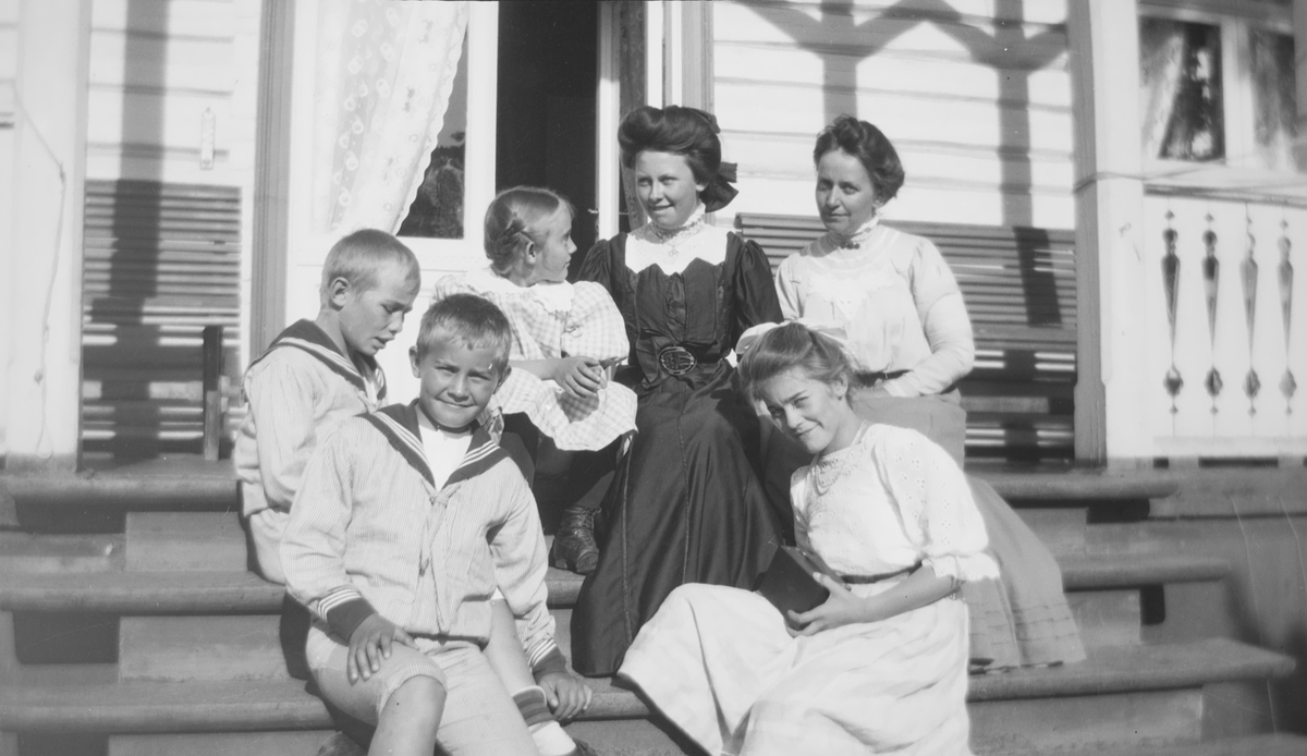 Fra venstre: Christian Pierre Mathiesen f. 1897, Erich Monsen Mathiesen, Ise (Louise) Mathiesen, uidentifisert kvinne, Celina Marie Mathiesen, uidentifisert kvinne.
