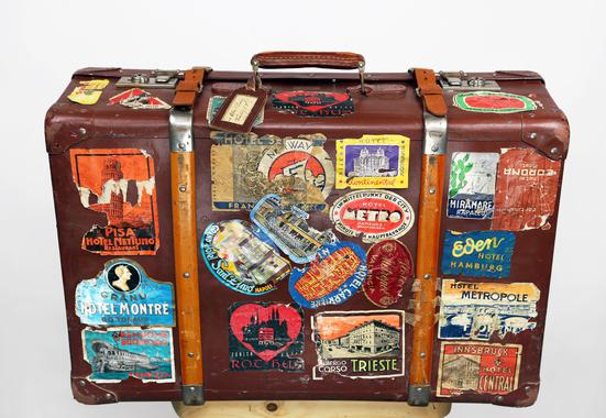 Koffert med klistremerker fra reiser