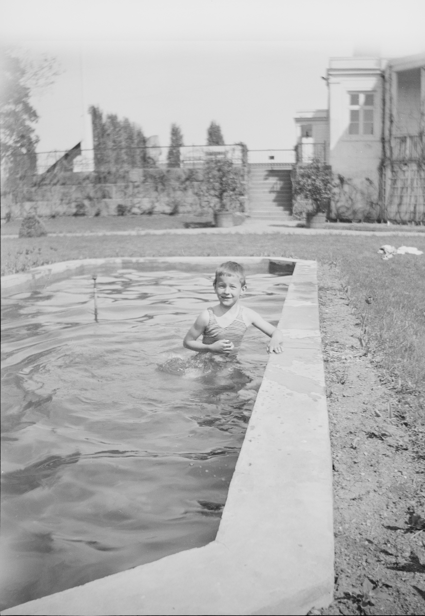 Pierre Arne Mathiesen bader i fontenen i den victorianske hagen på Linderud Gård.