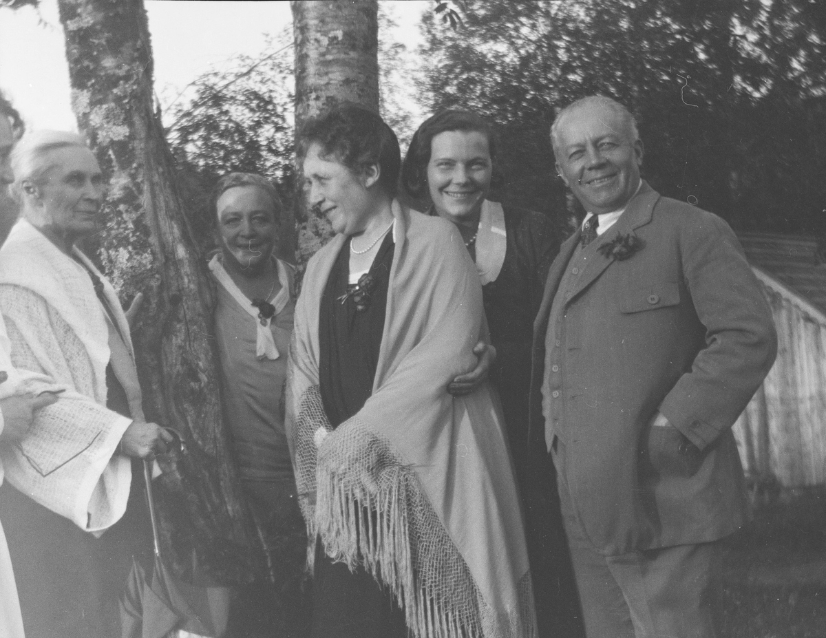 Fra venstre: en uidentifisert mann, Anna Mathiesen, Elise Frölich f. Mathiesen, Marie Gleditsch, uidentifisert kvinne, Christian Pierre Mathiesen.