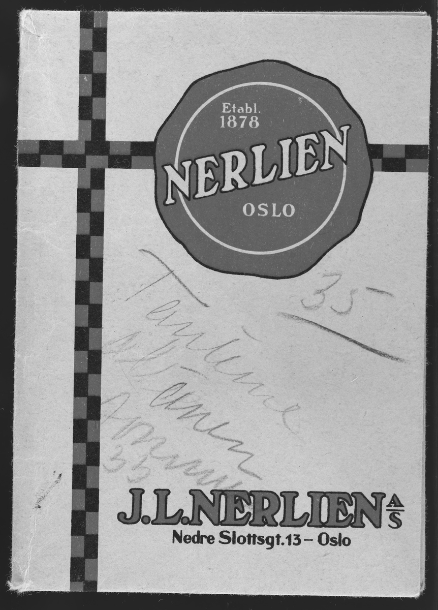 Konvolutt fra fotografen/ firmaet J.L. Nerlien AS, hvor 3 negativer ble oppbevart.

Baksiden: Håndskrevet og trykket tekst.