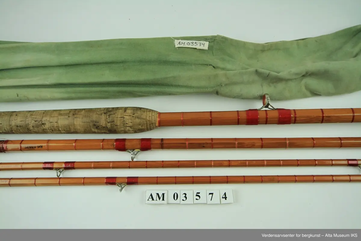 Tohånds fluestang i splitcane. Tredelt. Snelleklasse # 10-11. Stål snellefeste, endeknott av hvit gummi. To topper. Agat bunn- og toppring, bridgeringer. Egentlig en 18 fot stang, men kuttet ned til 15,5 av Hørgård selv. (Kjell måler den til 14,5 fot) Original stangpose i grønt stoff, 175 cm lang