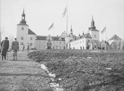 Menn og kvinner på vei opp mot Tyresö Slott. Slottet har tre