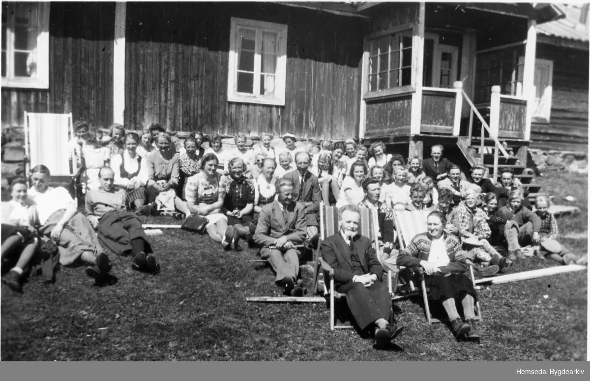 Yngres og Hemsedal Kristelege Ungdomslag på tur til Nilsongardstølen, Jordheimstølane i Hemsedal, i 1942.