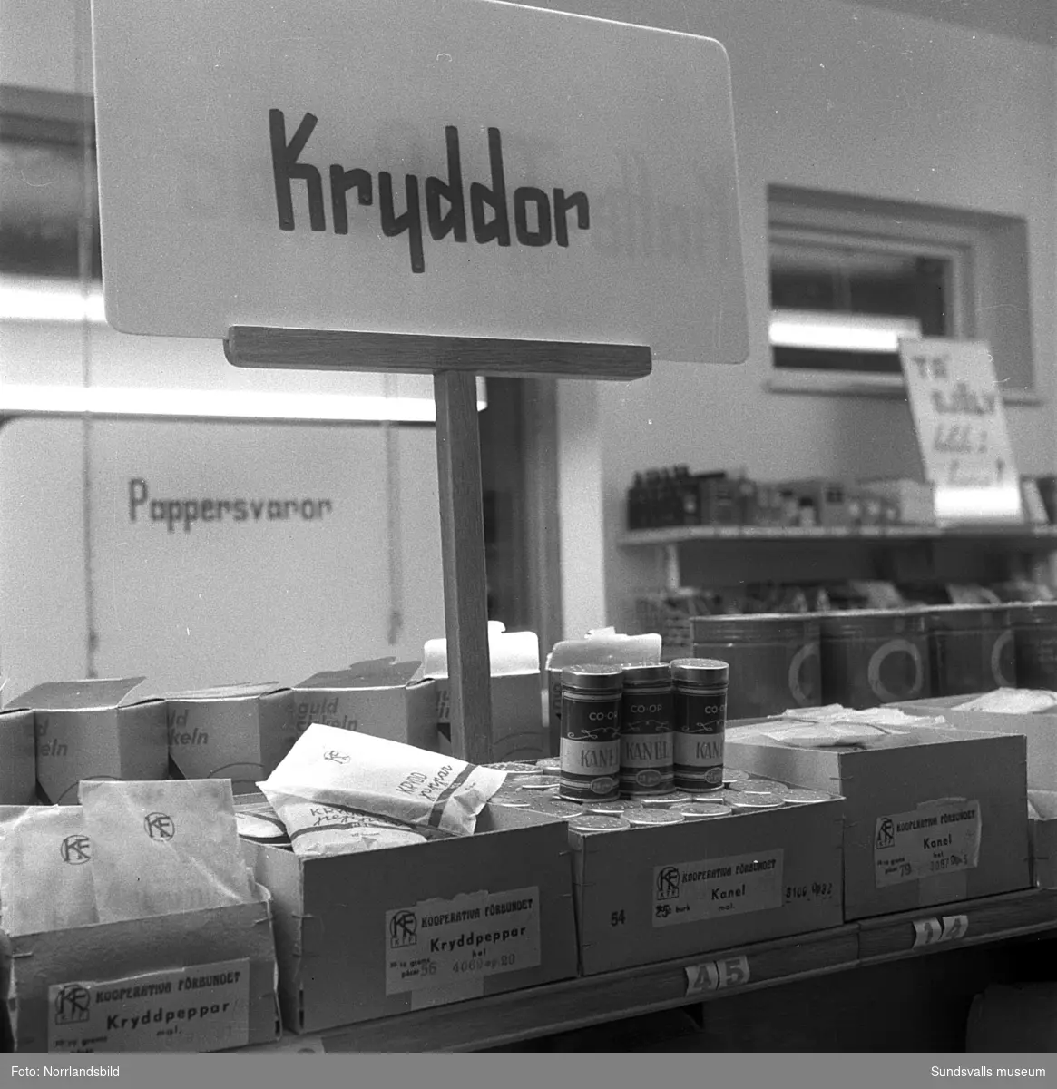 Reportagebilder om arbetet i en konsumbutik.