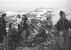 Hammerfestinger på fjelltur før krigen. De sitter og står på