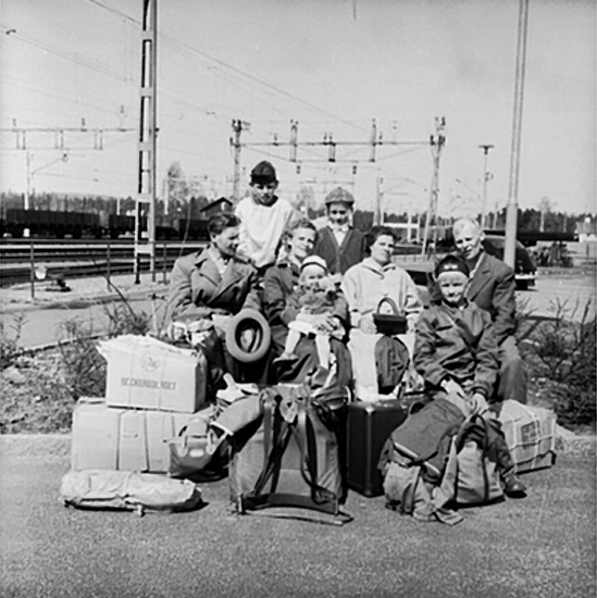 Finnar som flyttar tillbaka till Finland, familjegrupp på järnvägsstationen.