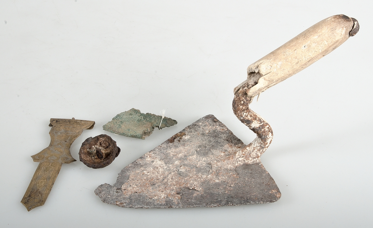 Arkeologisamling:
Murslev, branddeffekt
Ändknapp med inlägg av mässing/ guld
Metall från kittel.

