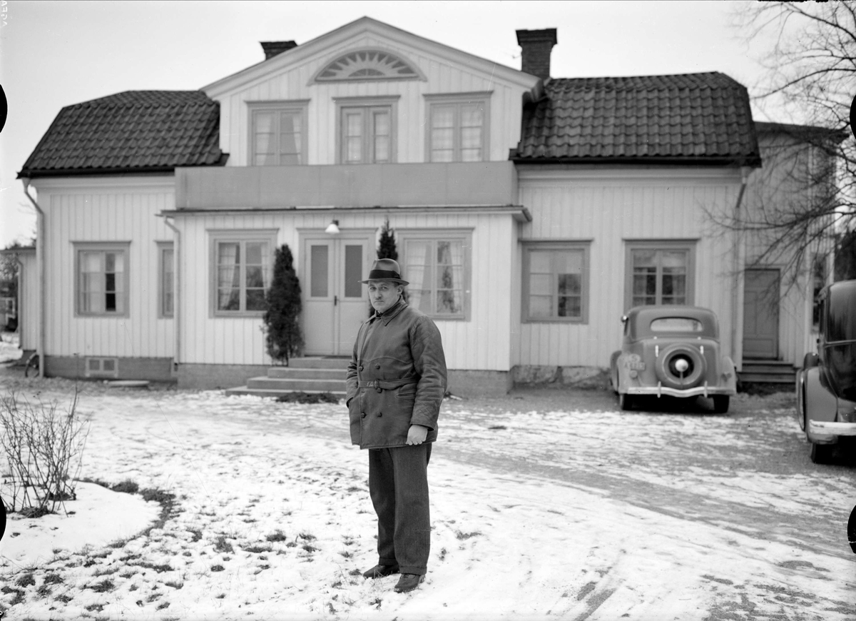 "Rationell planering av jordbrukets ekonomibyggnader ett tidens krav" - lantbrukare Carl Efraim Andersson framför huvudbyggnaden, Högby gård, Nysätra socken, Uppland 1937