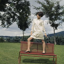 Motefotografi av en modell på en parkbenk..