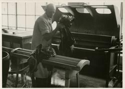 Mann ved fargerimaskin i fargeriet hos Wilhelm Kahrs Kemisk 