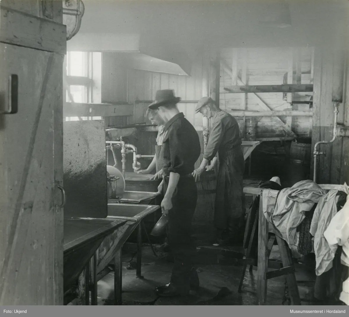 Menn på arbeid i fargeriet ved Wilhelm Kahrs Kemisk Renseri & Farveri, Bergen.