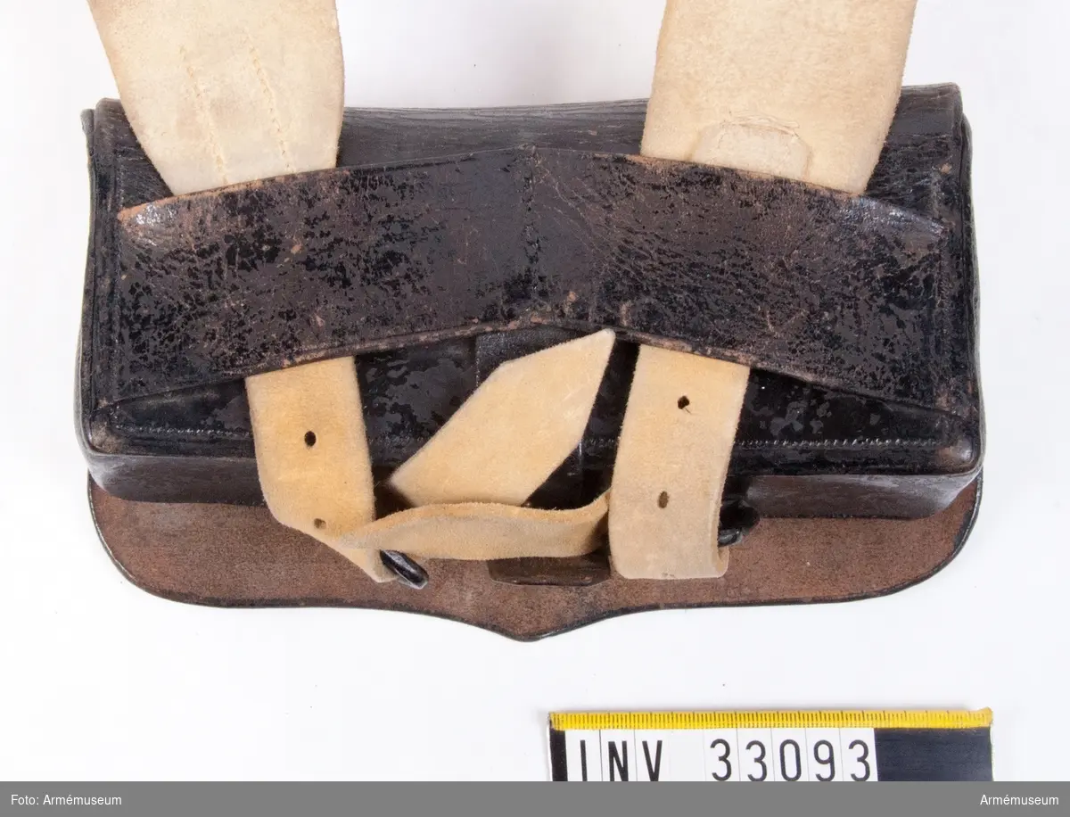 Grupp C I. 
Kartuschen är av typen svart läderväska med knäppanordning bestående av sleif och knapp. Två stycken spännen finns på baksidan för fäste av kartuschremmen.