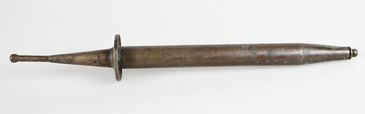 Sprutliknande föremål i mässing. Sprutkolven graverad från 150 - 800. Lagad med ilödd kopparbit.