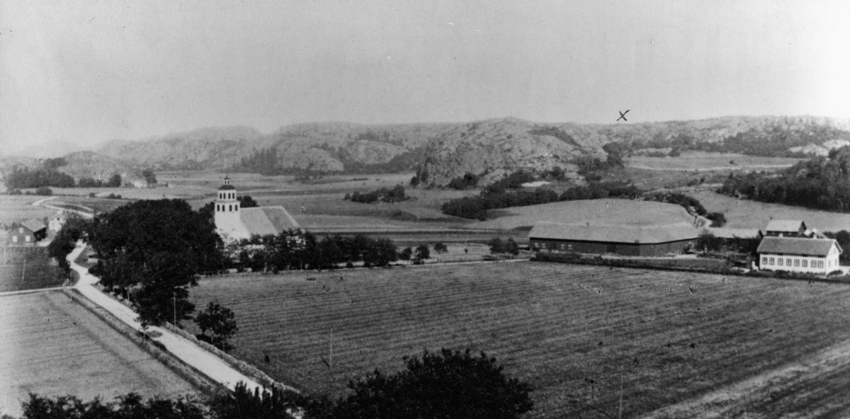 Bygden där August Mattsson växte upp.
Bro kyrka och prästgård i Bro socken, Bohuslän.
Torpet Hala ligger vid platsen märkt med X men huset skyms av skogen.
Foto från 1880-talet.