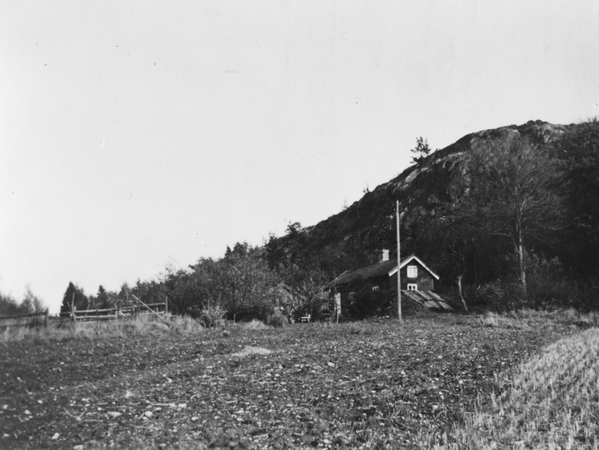 Torpet Hala på Bro prästgårds mark i Bro socken, Bohuslän. Här föddes August Mattsson år 1839. Huset är ombyggt senare. Foto från 1930-talet.