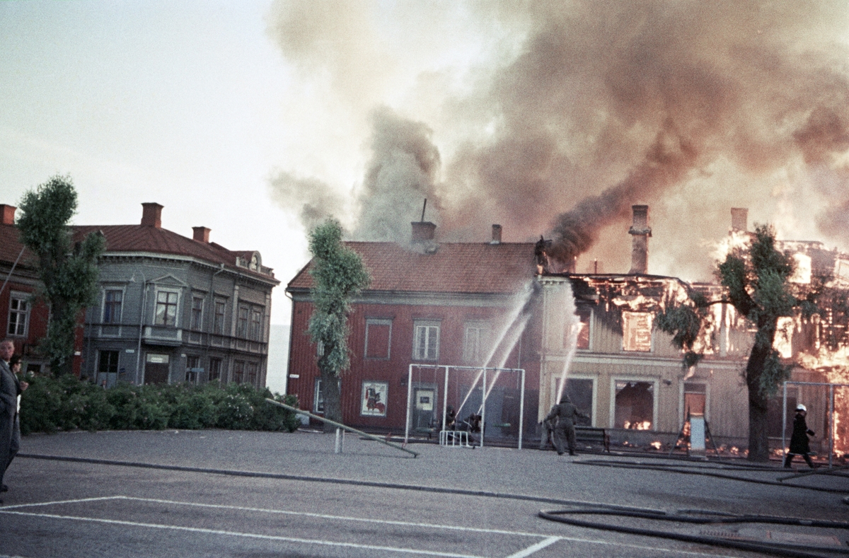 Branden vid Östra torget i Jönköping. Bilden tagen mot väster med Slottsgatan och branden på Målargatan.