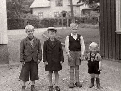 Fastarpsvägen, Tvååker ca 1940. Fyra pojkar fotograferade utomhus. T h ...
