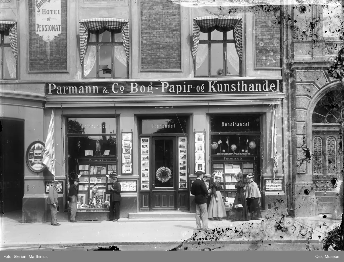 forretningsgård, Parmann & Co. bok-, papir- og kunsthandel, utstillingsvinduer, menn, kvinner