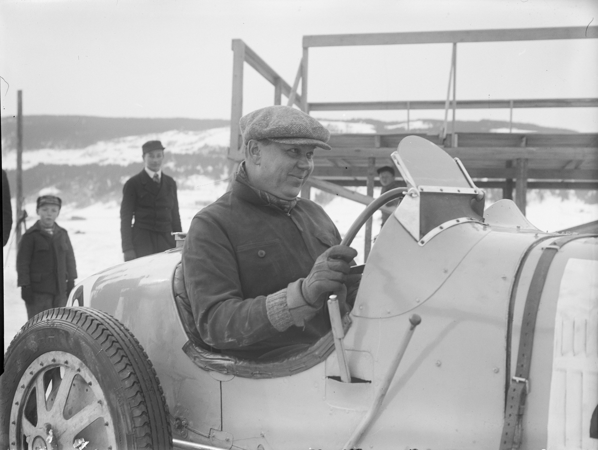 Mjøsløpet 1934, mann med racerbil, vinter