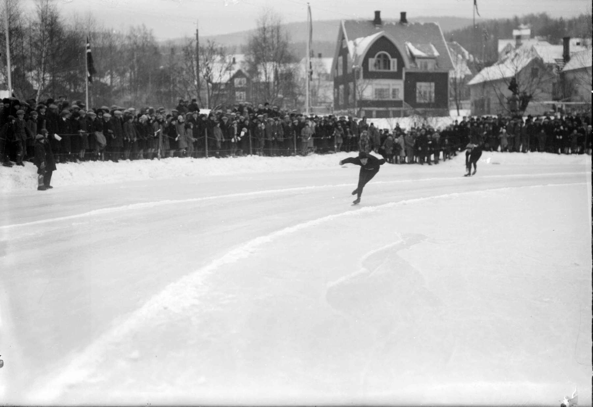 Nm skøyteløp Lillehammer 1929.
Roald Larsen og Hj. Hagen i nordre sving.