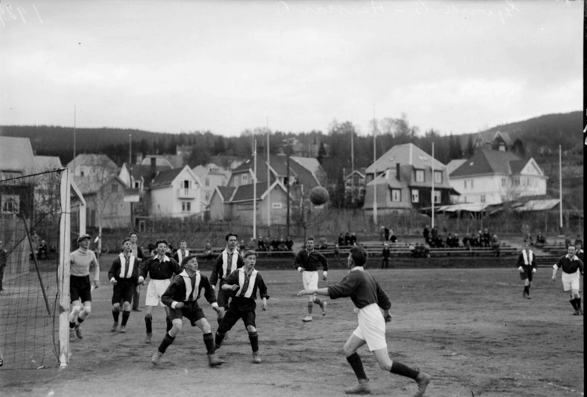 Fotball. Pinsen 1929. Gjøvik B mot Hamar B, situasjon.