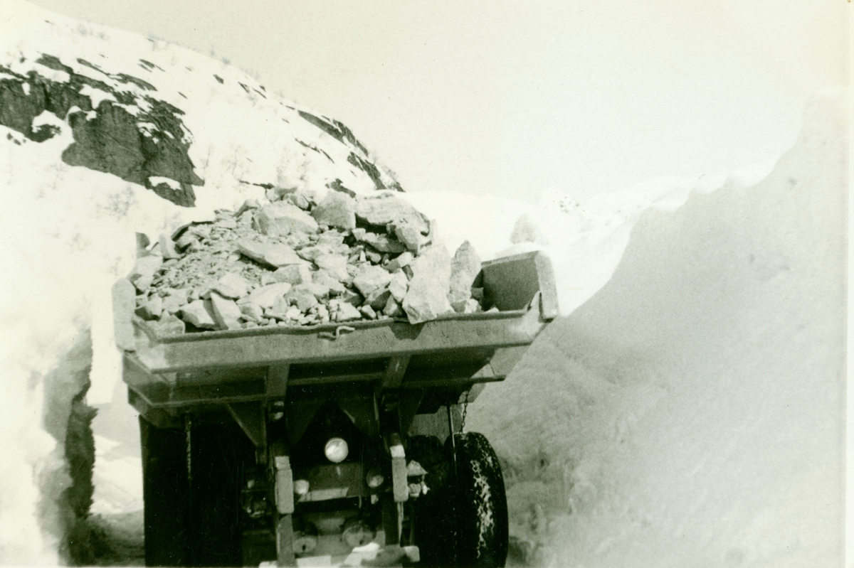 Lastebil med lass frå tunnellen.bilen  til Brødrene Kaslegard Det var 3,5 meter snø der i 1962.
Wigger Liahagen arbeidet her i 1962-64