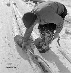 Tømmerkjøreren Reidar Solberg fra Vestre Gausdal løsner stok