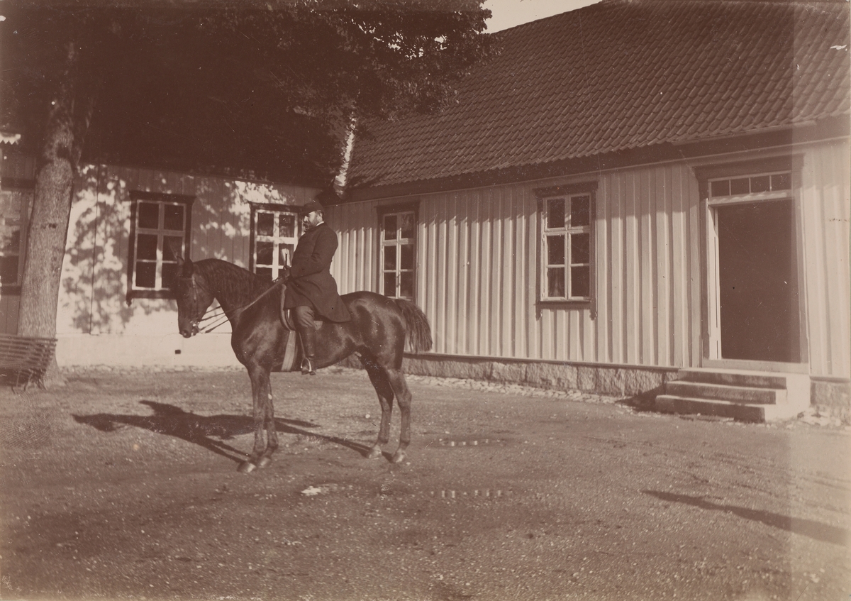 Mann til hest på gårdsplassen til Thorsø herregård.