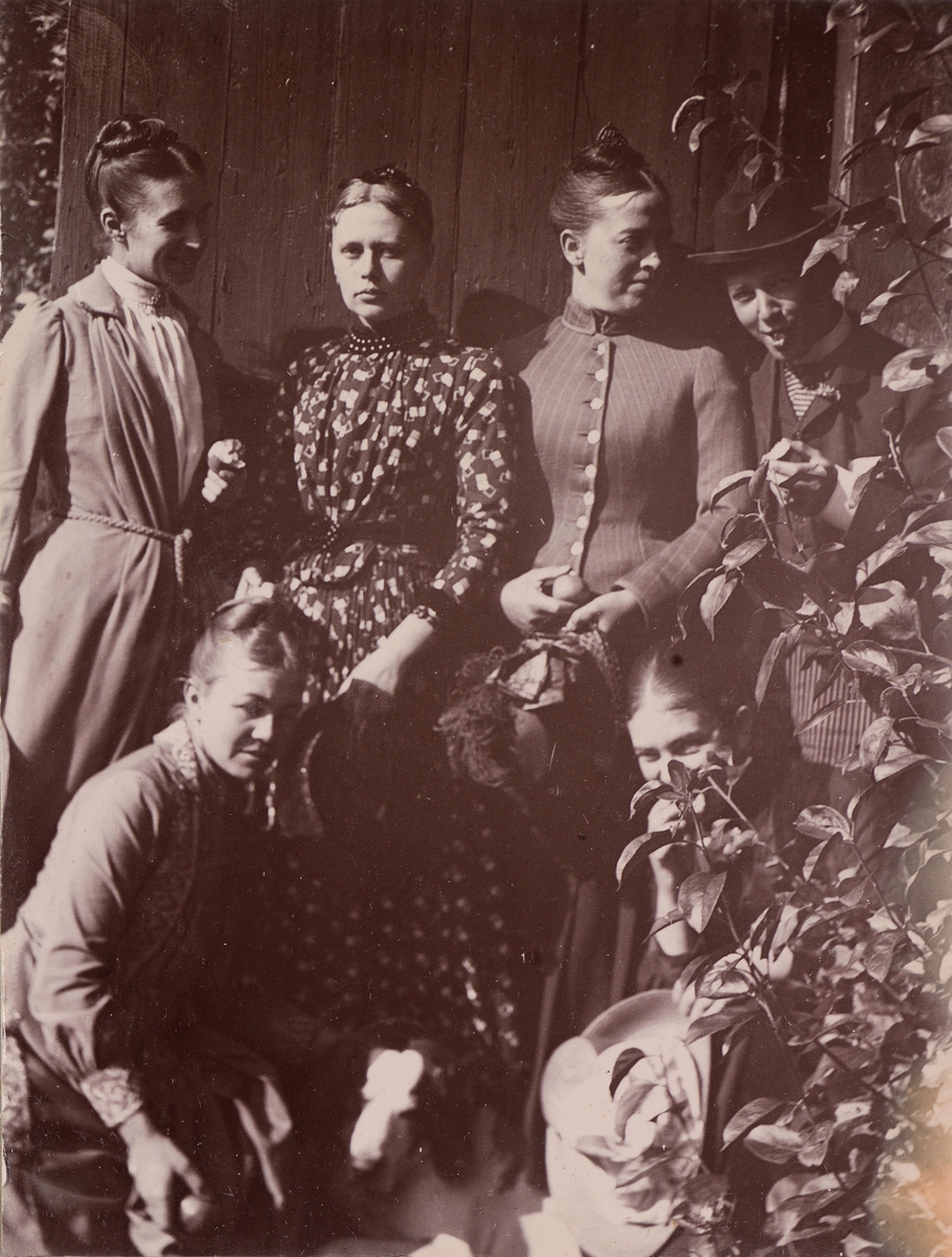 Gruppebilde fra Linderud Gård. Øverst, fra venstre: Anna Mathiesen, Regine Stang, Marie Hals, Christian Pierre Mathiesen,
nederst fra venstre: Agnes Mathiesen, Julie Mathiesen.