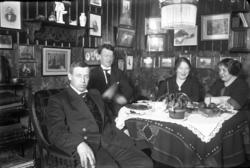 Fotsamling etter Hans Tveito. Hans Tveito nr. 2 fra venstre 