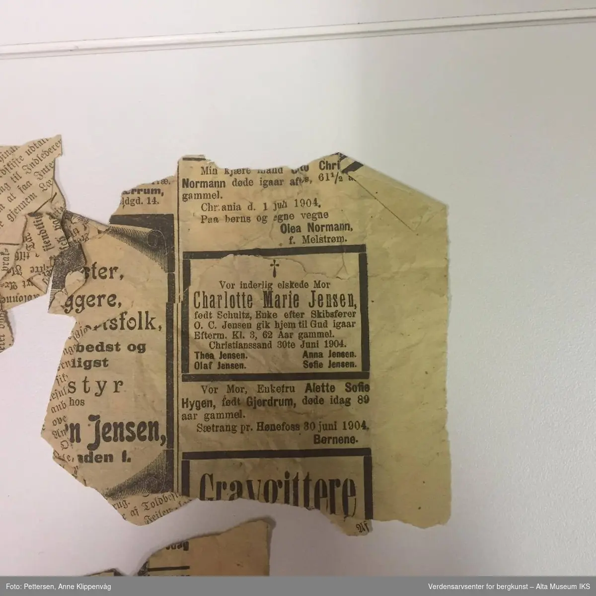 Form: Flere fragmenter fra samme avis, delvis satt m/gotisk skrift
