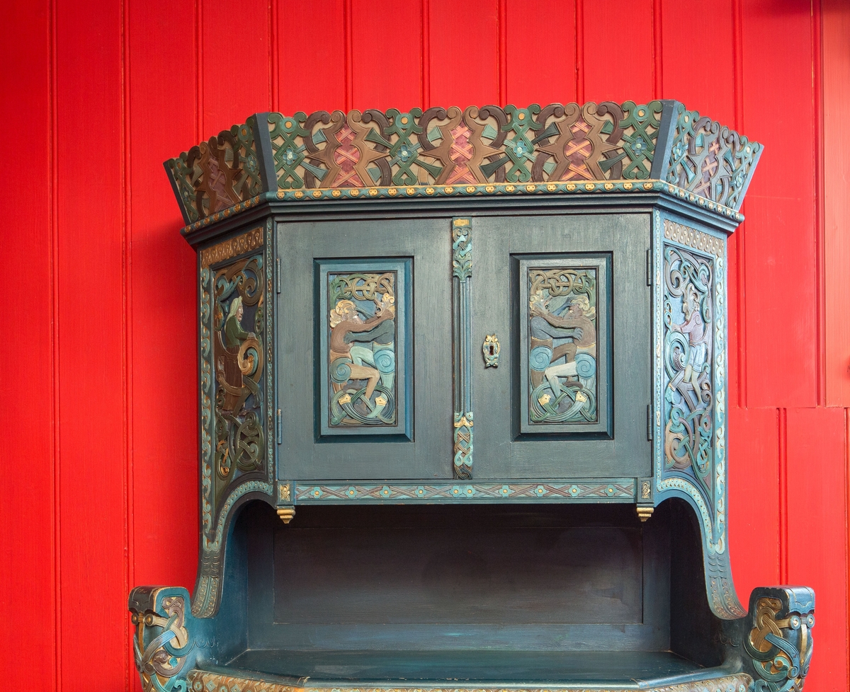 Mytologiske figurer, dragestilsornamenter.