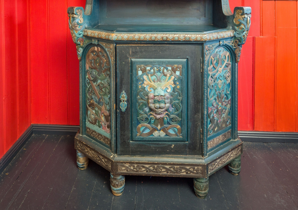 Mytologiske figurer, dragestilsornamenter.