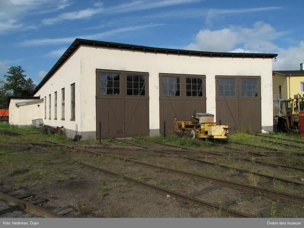 Underhållsarbeten på Nora stationsområde (Nora-Ervalla järnväg 1:1), före restaurering 2010 och vid slutkontroll 2011.
Diesellokstallet, färdigt resultat.
Dnr: 2010.220.099