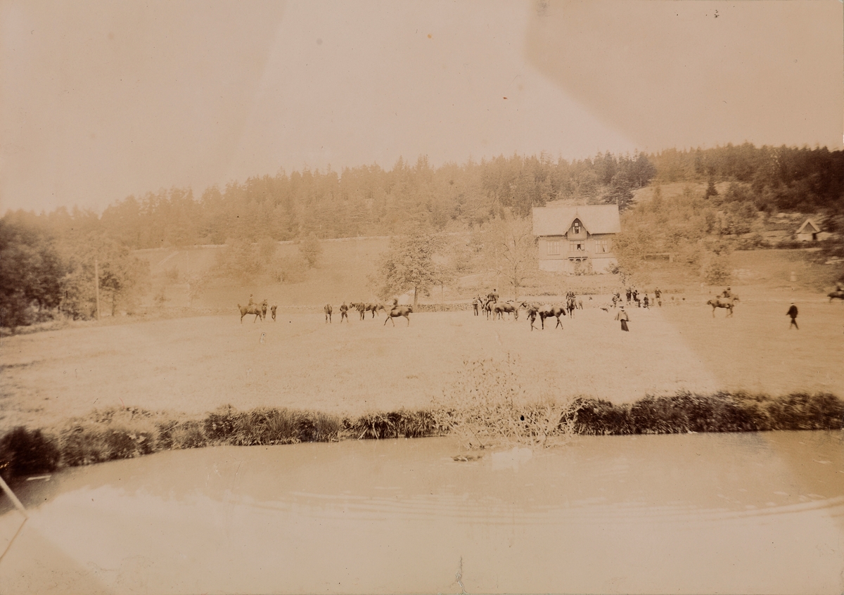 Jaktritt, både mannlige og kvinnelige ryttere på deres hester på Linderud Gård.