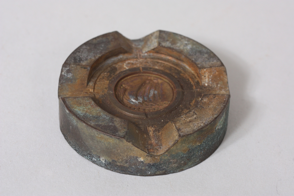 Form: Sylinder
Sjølve knappeforma har motiv av eit vikingskip og har ein diam. på 2,1 cm.