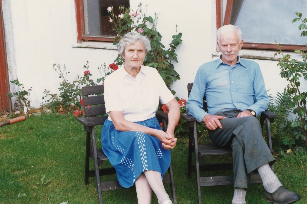 Marta Marie Undheim f. Tjensvoll (1917 - 2005) og Roald Ørbeck Undheim (1912 - 1993) i hagen framfor huset.