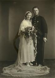 Studioportrett av brudepar frå Salhus. Harald Selvik og Hjør