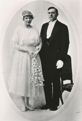 Portrett av brudepar tatt i fotoatelier.